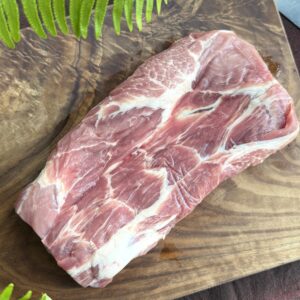 紅杜洛克豬羽下肉(附香草雞白高湯與艾許奶油)