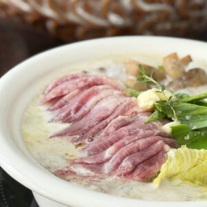 紅杜洛克豬羽下肉（附香草雞白高湯與艾許奶油）